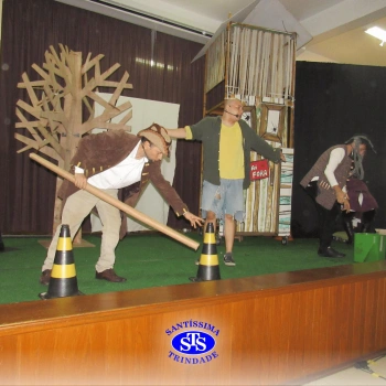 Alunos assistem à peça teatral 