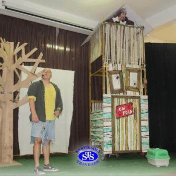 Alunos assistem à peça teatral 