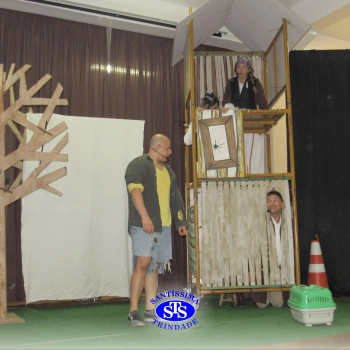 Alunos assistem à peça teatral 
