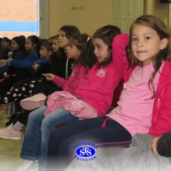 Alunos assistem à peça teatral 