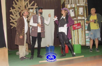Alunos assistem à peça teatral