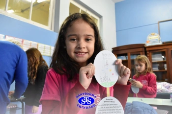 Alunos confeccionam símbolo para a Missa com a Família Franciscana