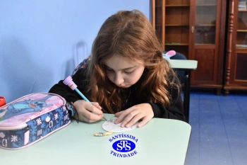 Alunos confeccionam símbolo para a Missa com a Família Franciscana