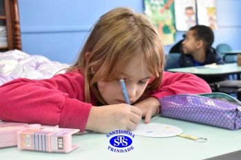 Alunos confeccionam símbolo para a Missa com a Família Franciscana