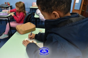 Alunos confeccionam símbolo para a Missa com a Família Franciscana