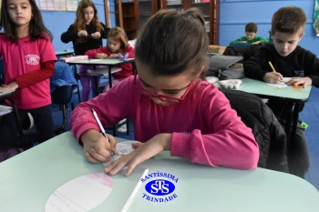 Alunos confeccionam símbolo para a Missa com a Família Franciscana
