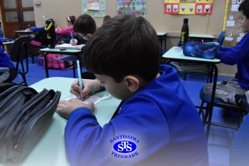 Alunos confeccionam símbolo para a Missa com a Família Franciscana