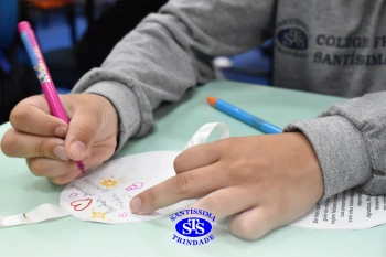Alunos confeccionam símbolo para a Missa com a Família Franciscana