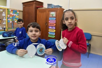 Alunos confeccionam símbolo para a Missa com a Família Franciscana