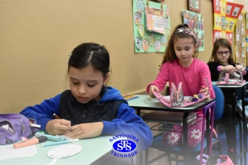 Alunos confeccionam símbolo para a Missa com a Família Franciscana