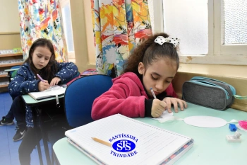 Alunos confeccionam símbolo para a Missa com a Família Franciscana