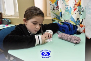 Alunos confeccionam símbolo para a Missa com a Família Franciscana