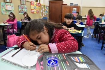 Alunos confeccionam símbolo para a Missa com a Família Franciscana