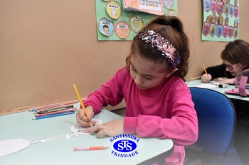 Alunos confeccionam símbolo para a Missa com a Família Franciscana