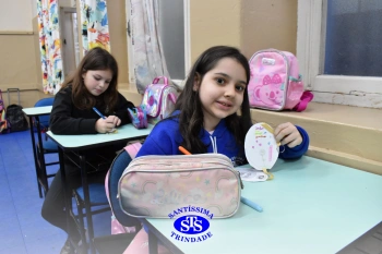 Alunos confeccionam símbolo para a Missa com a Família Franciscana