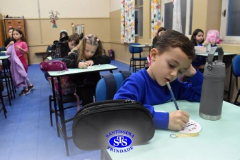 Alunos confeccionam símbolo para a Missa com a Família Franciscana