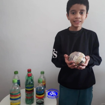 Brinquedos com materiais recicláveis