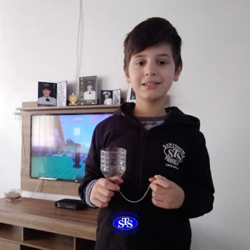 Brinquedos com materiais recicláveis