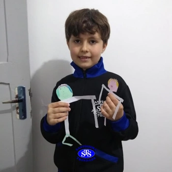 Brinquedos com materiais recicláveis