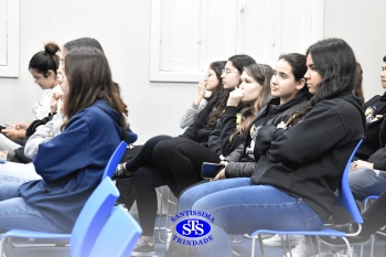 Ex-aluno compartilha vivências com os estudantes do Ensino Médio