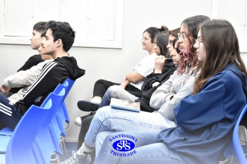 Ex-aluno compartilha vivências com os estudantes do Ensino Médio