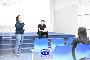Ex-aluno compartilha vivências com os estudantes do Ensino Médio