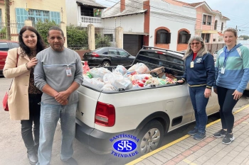 Entrega dos alimentos arrecadados no Gesto Fraterno da Semana Franciscana