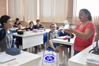 Alunos estudam transformações químicas por meio de experiências | 4º ano