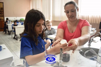 Alunos estudam transformações químicas por meio de experiências | 4º ano