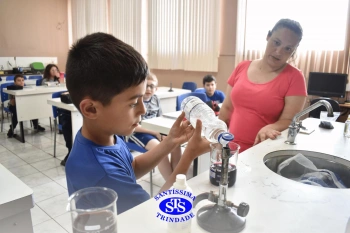 Alunos estudam transformações químicas por meio de experiências | 4º ano