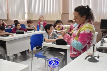 Alunos estudam transformações químicas por meio de experiências | 4º ano