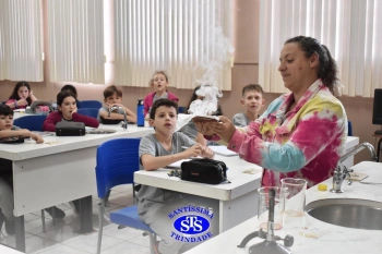Alunos estudam transformações químicas por meio de experiências | 4º ano