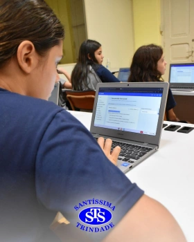 Estudantes exploram os recursos da Plataforma Plurall na Informática