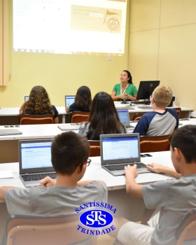 Estudantes exploram os recursos da Plataforma Plurall na Informática