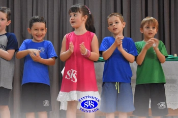 Festa do Caderno: alunos recebem seu primeiro caderno de deveres | Inf. 5