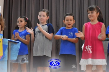 Festa do Caderno: alunos recebem seu primeiro caderno de deveres | Inf. 5