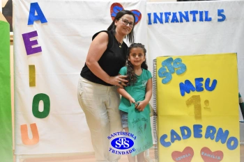 Festa do Caderno: alunos recebem seu primeiro caderno de deveres | Inf. 5