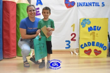 Festa do Caderno: alunos recebem seu primeiro caderno de deveres | Inf. 5