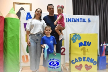 Festa do Caderno: alunos recebem seu primeiro caderno de deveres | Inf. 5