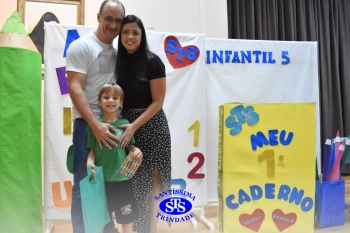 Festa do Caderno: alunos recebem seu primeiro caderno de deveres | Inf. 5