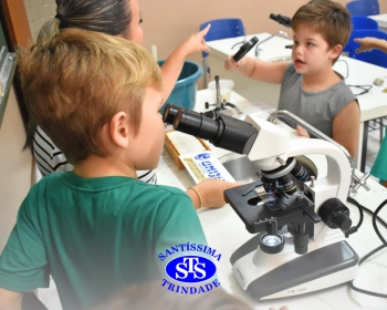 Crianças têm aula prática no Laboratório de Ciências