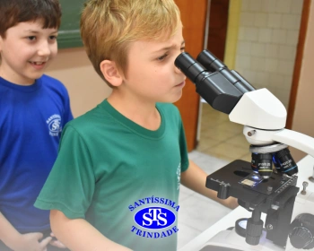 Crianças têm aula prática no Laboratório de Ciências