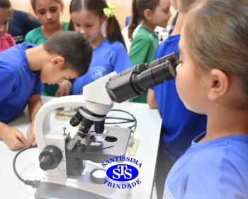Crianças têm aula prática no Laboratório de Ciências