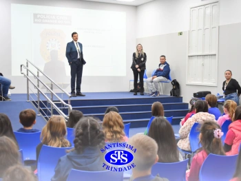 Turmas do 2º ano aprendem sobre as profissões