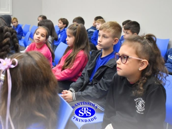 Turmas do 2º ano aprendem sobre as profissões