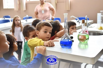 Alunos exploram o Laboratório de Ciências em sua primeira aula | Inf. 4