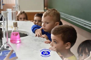 Alunos exploram o Laboratório de Ciências em sua primeira aula | Inf. 4