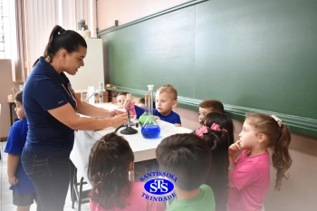Alunos exploram o Laboratório de Ciências em sua primeira aula | Inf. 4