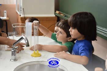 Alunos exploram o Laboratório de Ciências em sua primeira aula | Inf. 4