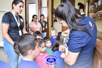 Alunos exploram o Laboratório de Ciências em sua primeira aula | Inf. 4